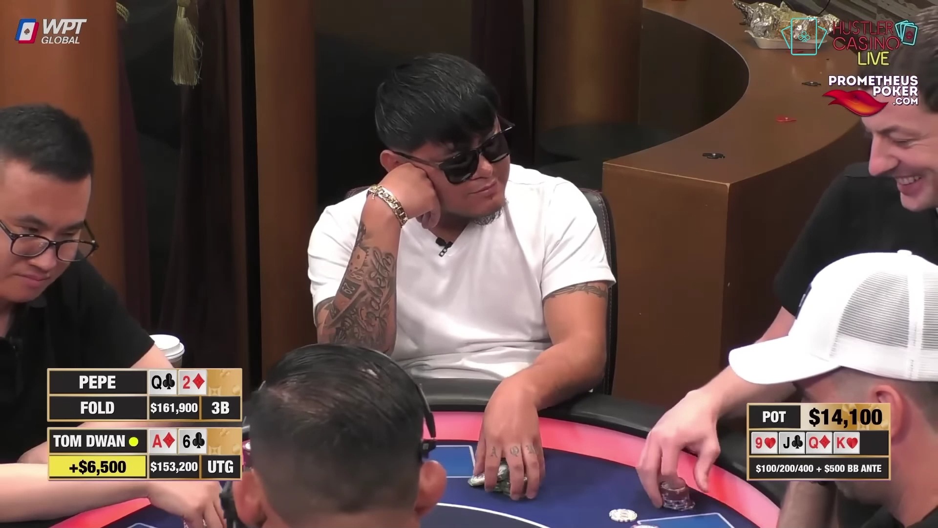 德州扑克   毒王Tom Dwan上桌就先来偷2手鸡。