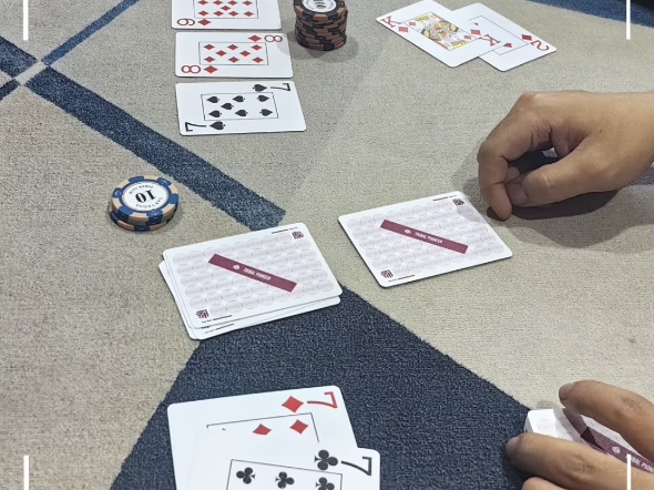 前位set7过牌，co位听花先推，接了两家的all in，被无情压制，反超概率渺茫。最近过分研究手牌，打法越来越紧弱，反而越来越水了，该反思一下