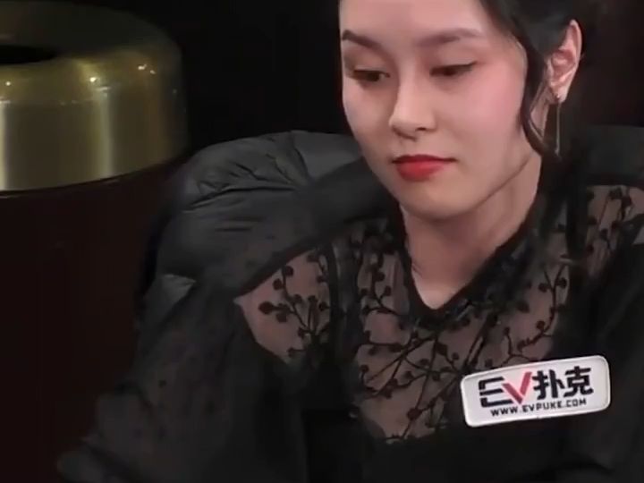 AK跑马口袋10，看到河牌美女都无语了！#德州扑克